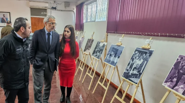 Autoridades visitan exposición “Lonquén, el largo camino de la memoria” en Talagante